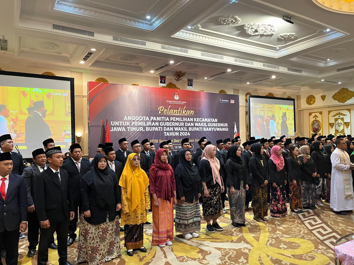 KPU Banyuwangi lantik dan ambil sumpah ratusan anggota PPK untuk Pilkada 2024.