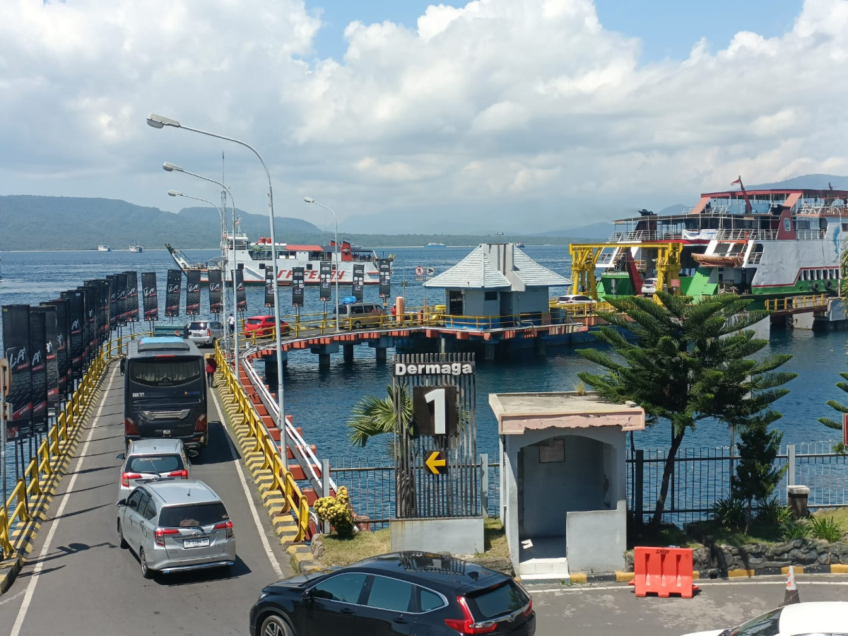 Suasana long weekend di Pelabuhan Ketapang