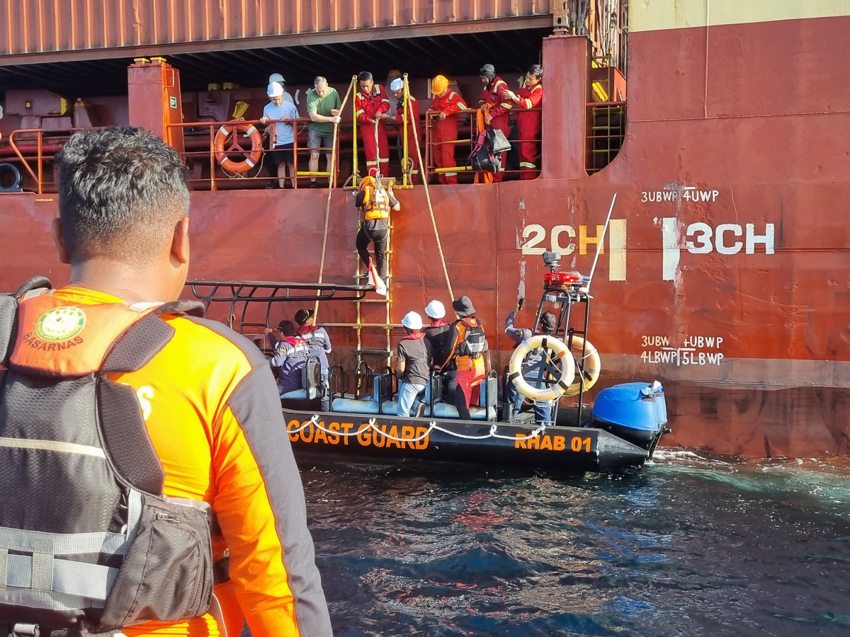 Tim SAR gabungan melakukan medevac pada kru kapal kargo yang mengalami kecelakaan (foto : istimewa)