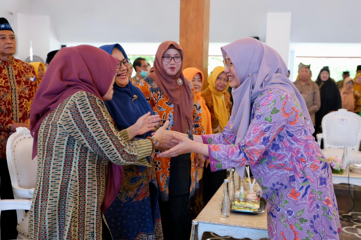 Bupati Banyuwangi Ipuk Fiestiandani bertemu dengan anggota PWRI (foto : istimewa)