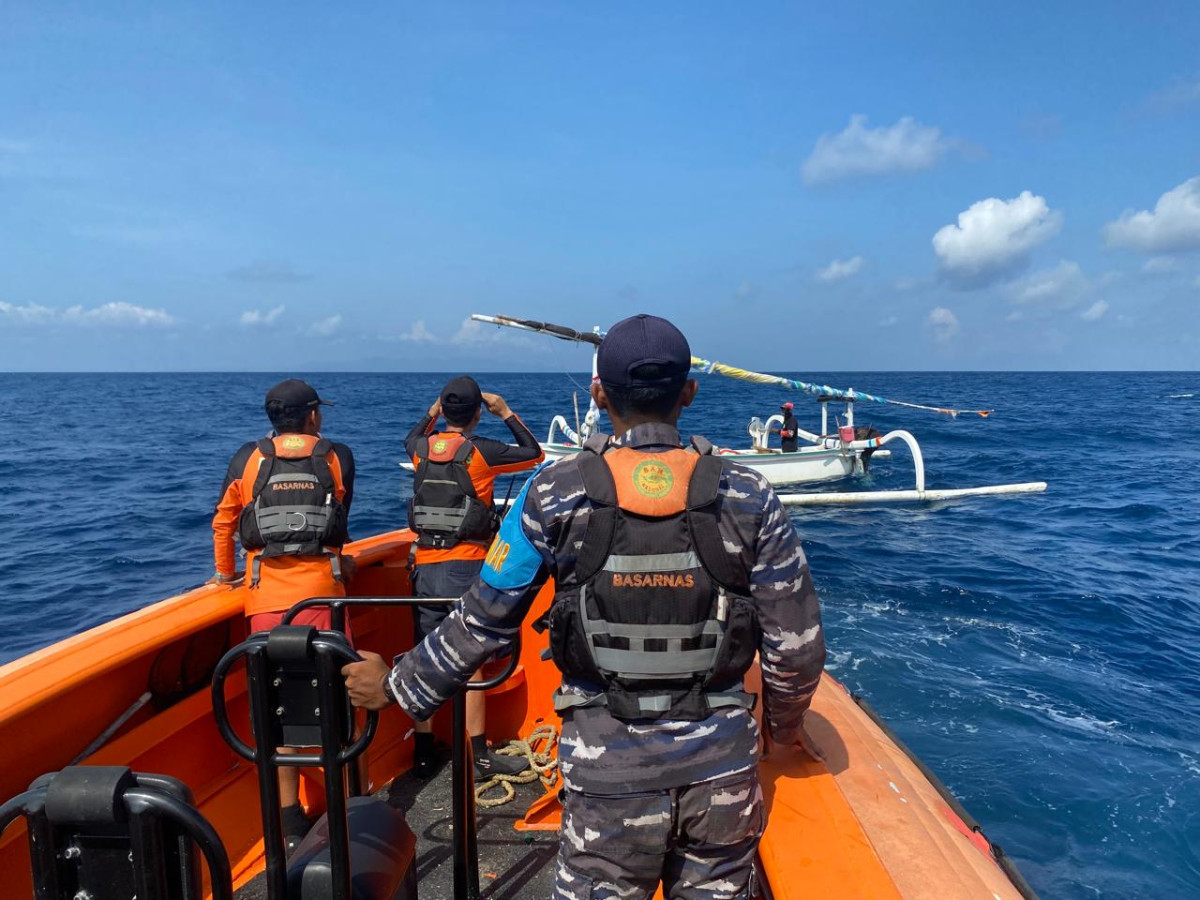 Basarnas Bali bersama personel TNI AL melakukan pencarian nelayan yang hilang (foto :istimewa)