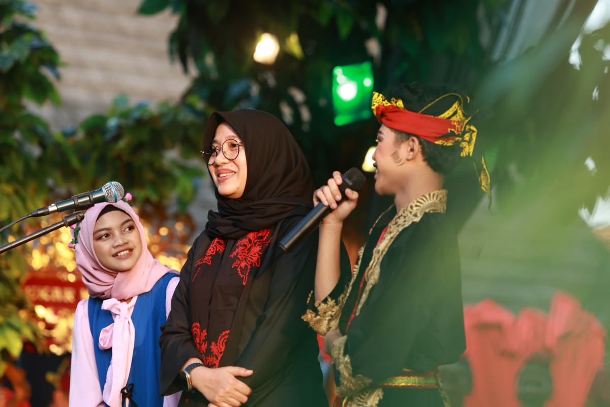 Bupati Banyuwangi Ipuk Fiestiandani berinteraksi dengan pelajar saat membuka Festival Padhang Ulanan (foto: Istimewa)