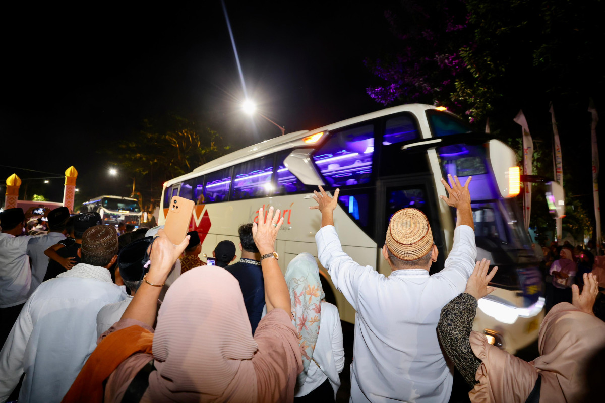 Para pengantar melambaikan tangan kepada jamaah haji yang akan berangkat ke Surabaya (foto: istimewa)