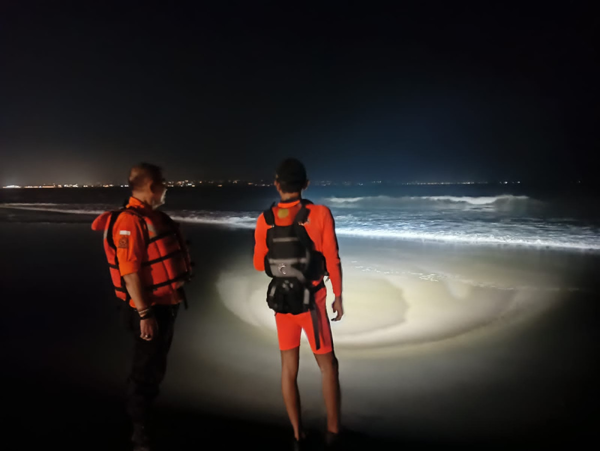 Basarnas menyisir pantai tempat korban terseret arus (foto : istimewa)