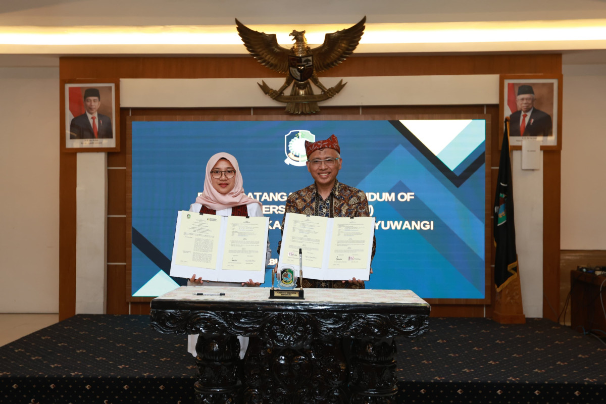 Bupati Banyuwangi Ipuk Fiestiandani menunjukkan MoU pengolahan sampah dengan PT SBI (foto: istimewa)