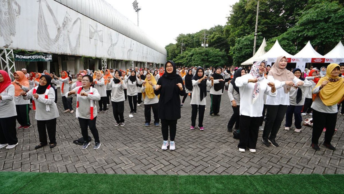Bupati Banyuwangi mengikuti senam bersama para lansia (foto: istimewa)