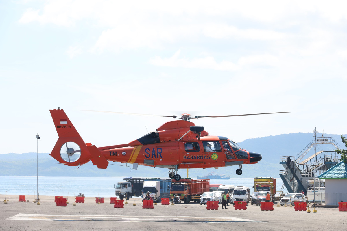 Helikopter Basarnas Dauphin AS365N3+/HR-3603 melakukan pemantauan udara pada musim mudik lebaran Idul Fitri di helipad ASDP Ketapang