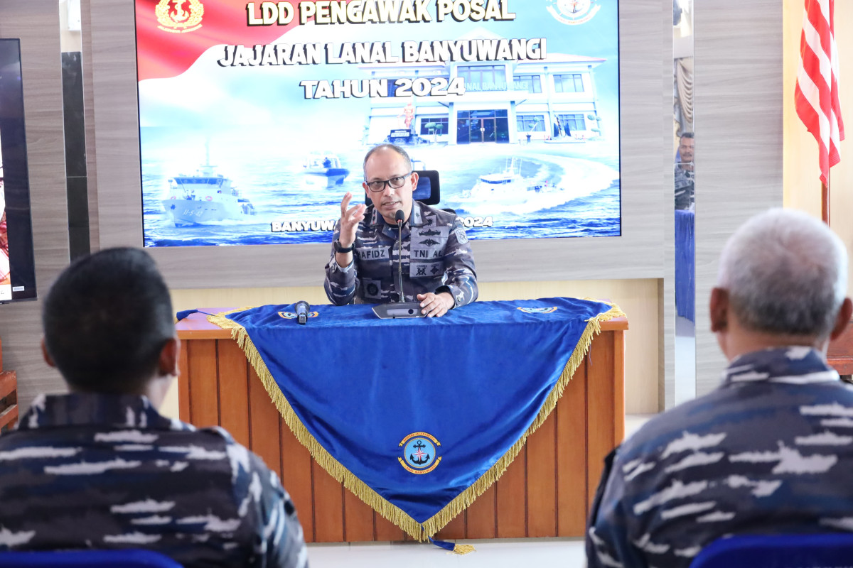 Danlanal Banyuwangi Letkol Laut (P) Hafidz, M.Tr.Opsla membuka Latihan Dinas Dalam (LDD) kepada Pengawak Pos TNI AL (Posal) di Wisma Bahari Mako Lanal Banyuwangi.membuka LDD di Mako Lanal Banyuwangi.
