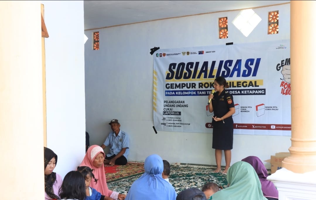 Bea Cukai Banyuwangi melakukan sosialisasi rokok ilegal di Desa Ketapang, Banyuwangi