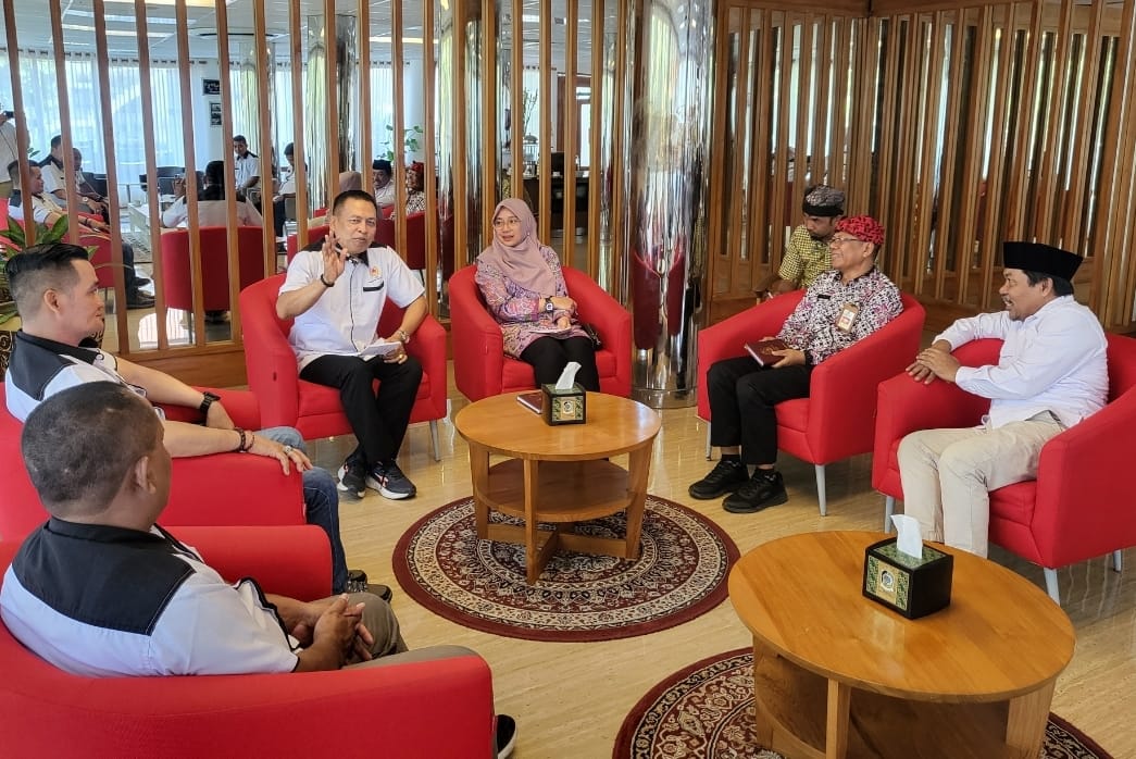 Pengurus KONI Banyuwangi saat beraudiensi dengan Bupati Banyuwangi, Ipuk Fiestiandani di Lounge Pemkab Banyuwangi, Jumat (17/5/2024)