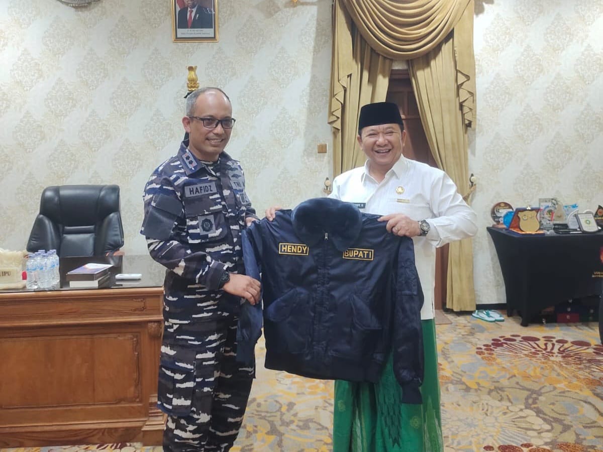 Danlanal  Banyuwangi Letkol Laut (P) Hafidz, M.Tr.Opsla  memberikan cindera mata kepada Bupati Kabupaten Jember Ir. H. Hendy Susanto