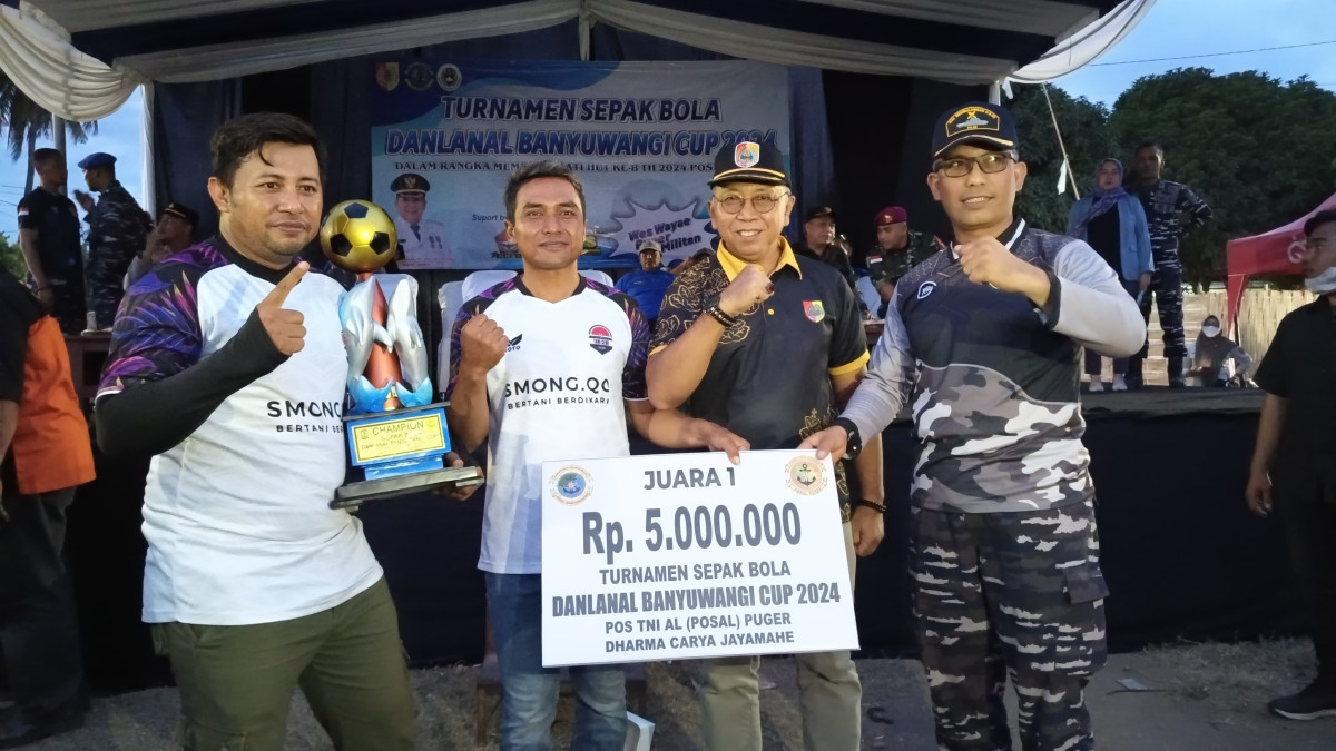 Danlanal Banyuwangi bersama Forkopimda Jember menyerahkan uang pembinaan kepada FC Mojosari Putra