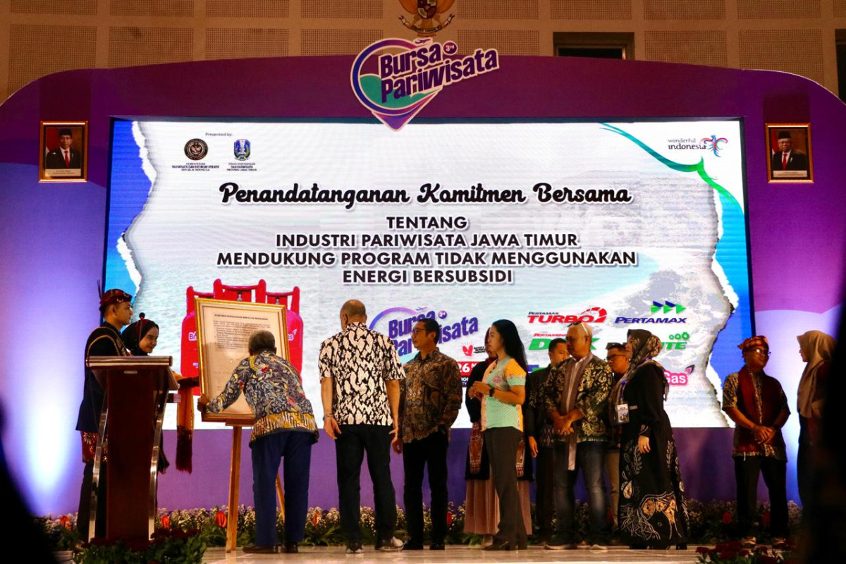 Asosiasi pelaku usaha pariwisata Jawa Timur mendandatangani komitmen diatas panggung untuk tidak menggunakan energi bersubsidi