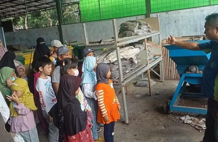 Puluhan siswa PKBM di Banyuwangi belajar cara pengolahan sampah di Bank Sampah Kelurahan Penganjuran