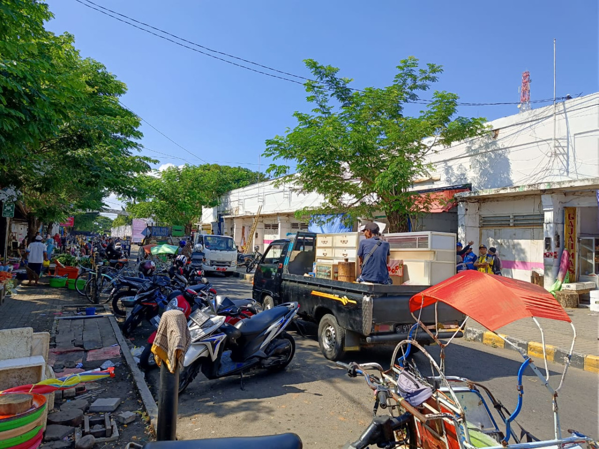Jalan Susuit Tubun yang berada di tengah Pasar Banyuwangi ditutup selama revitalisasi berlangsung