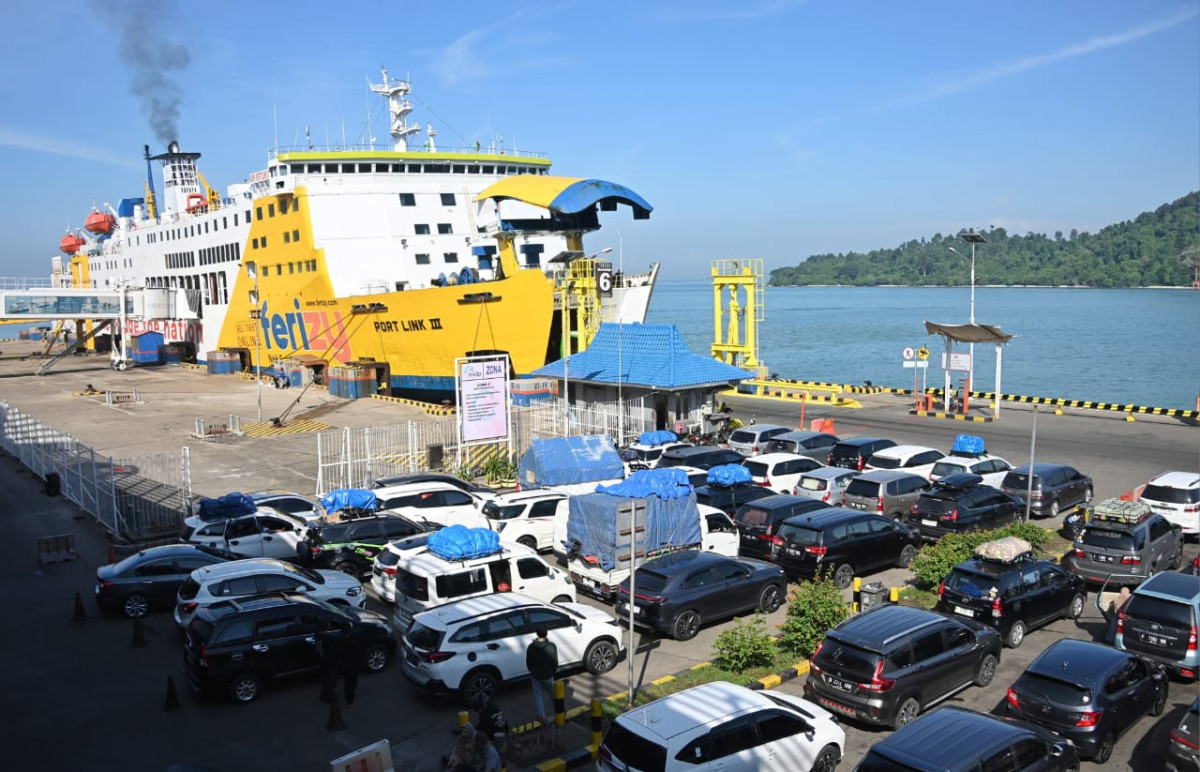 Sejumlah kendaraan antre masuk kapal penyeberangan (foto: istimewa)