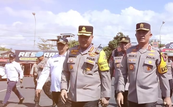 GM ASDP Ketapang, Syamsudin bersama Kapolda Jatim Irjen Pol. Imam Sugianto dan Kapolresta Banyuwangi, Kombespol Nanang Hariyono saat memantau pengamanan Pelabuhan Ketapang pada saat KTT WWF