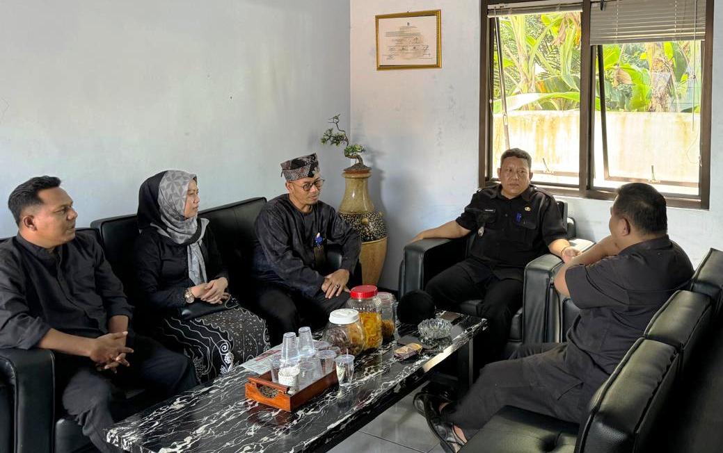 Tim Pendataan Calon Pelanggan Program Percepatan IKK Srono bertemu dengan Kepala Desa Kepundungan, Baitu Rohim (foto : istimewa)