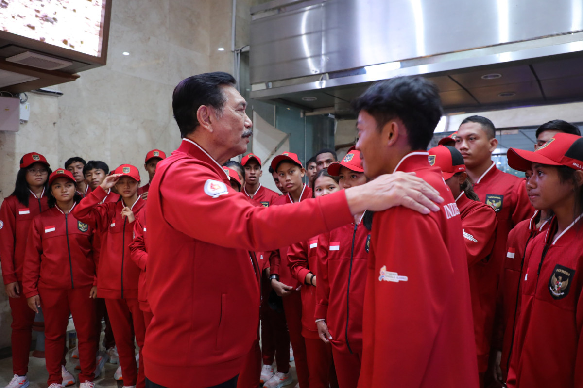 Pelari asal Banyuwangi, Mahdi Halim Irsyada dilepas Ketua PB PASI, Luhut Binsar Panjaitan sebelum berangkat ke Vietnam.