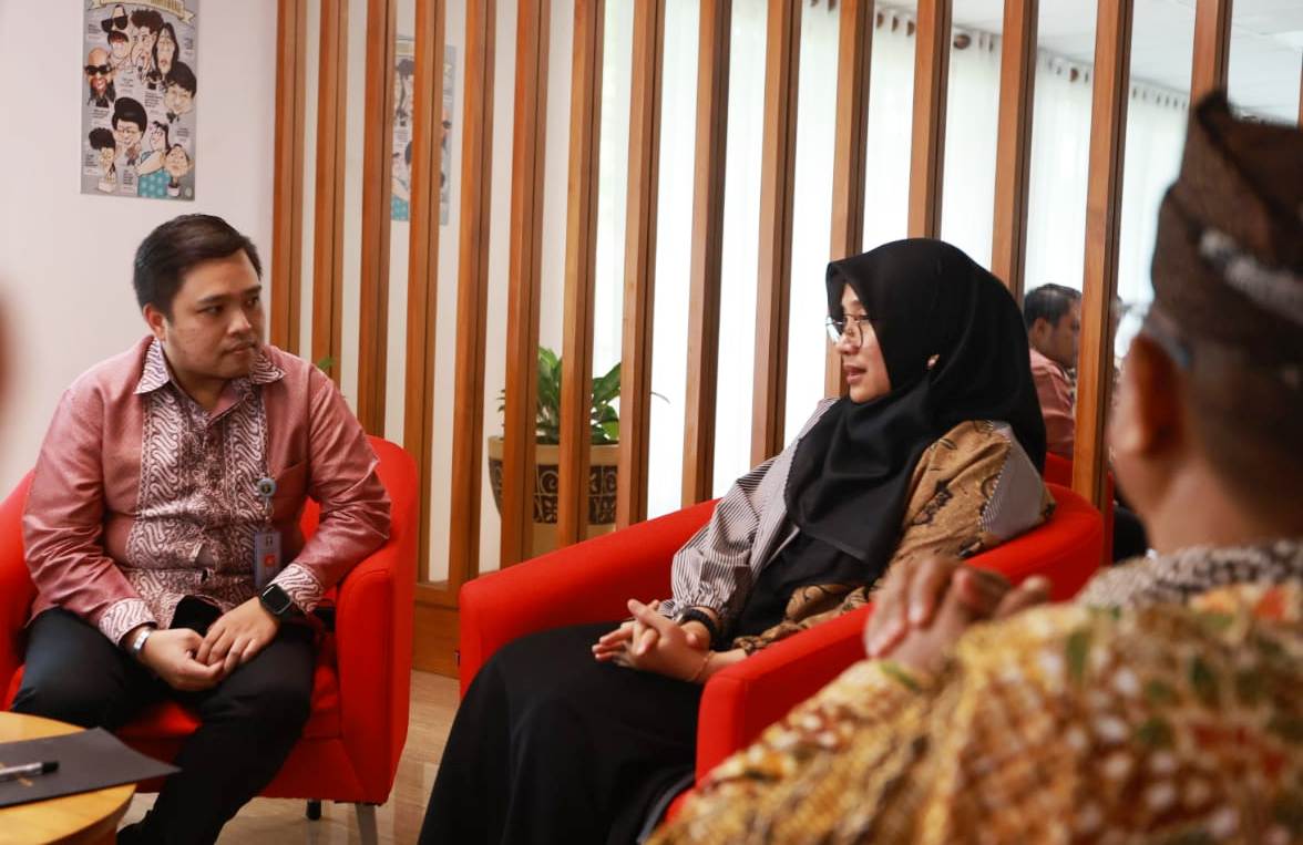 Bupati Banyuwangi berbincang dengan tim dari Kemenkumham terkait rencana pembukaan kantor Imigrasi Banyuwangi (foto: istimewa)