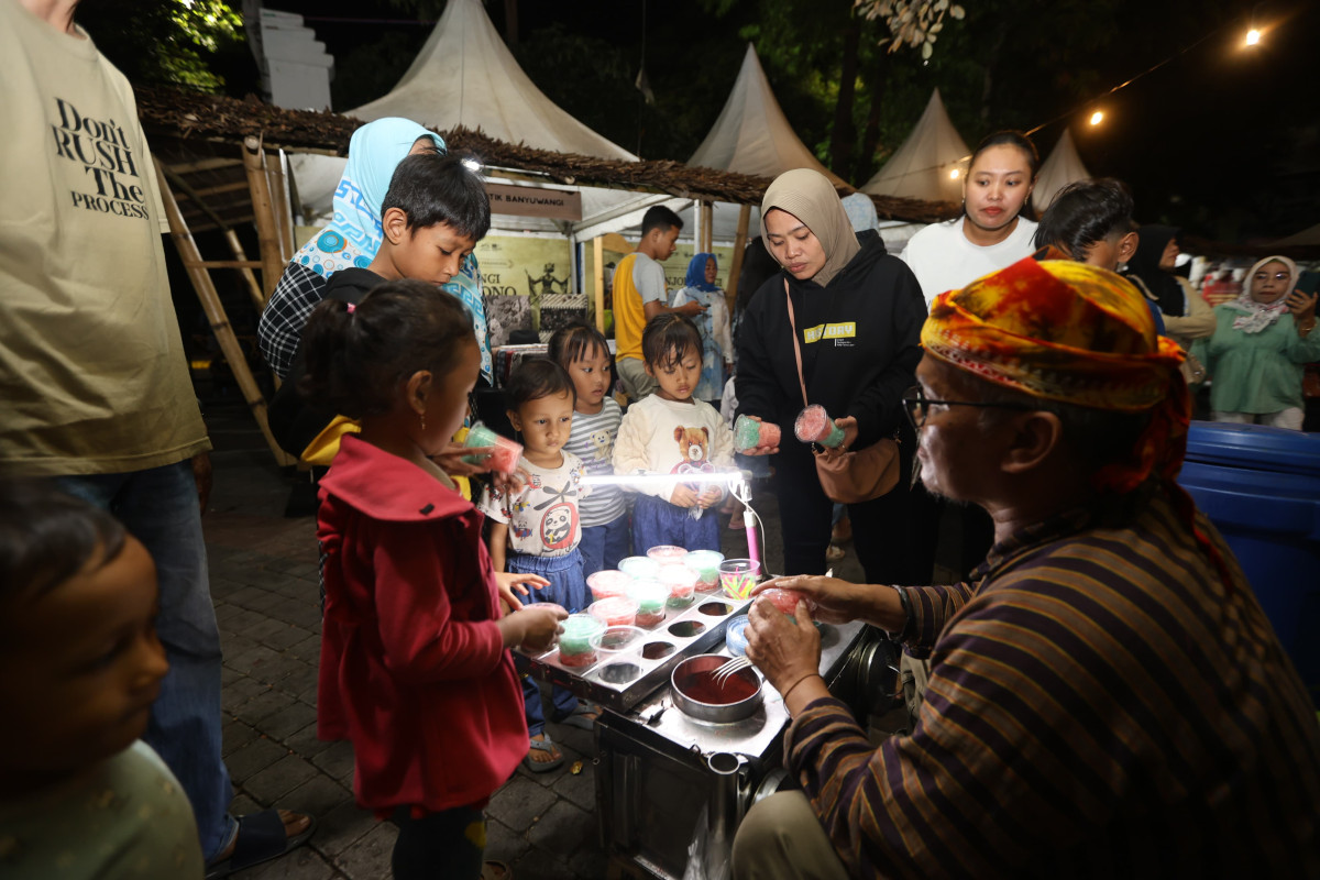 Bupati Banyuwangi Ipuk Fiestiandani saat berkunjung ke Pameran Banyuwangi Kolo Semono