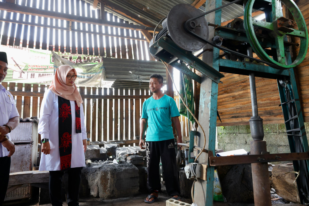 Bupati Banyuwangi Ipuk Fiestiandani mengunjungi salah satu Pandai Besi (foto: istimewa)