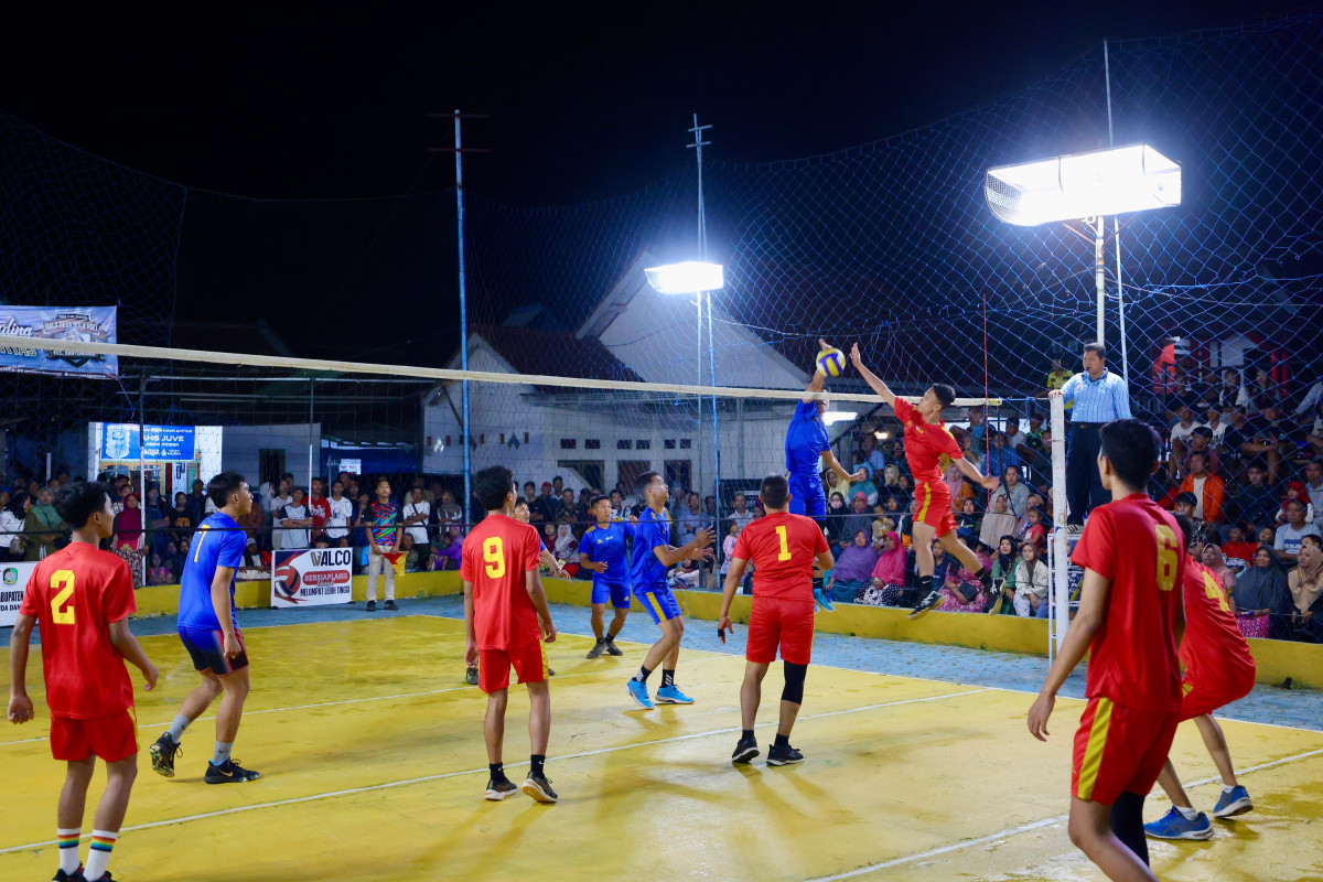 Turnamen bola Voly Gala Desa memperebutkan piala Bupati Banyuwangi (foto: istimewa)