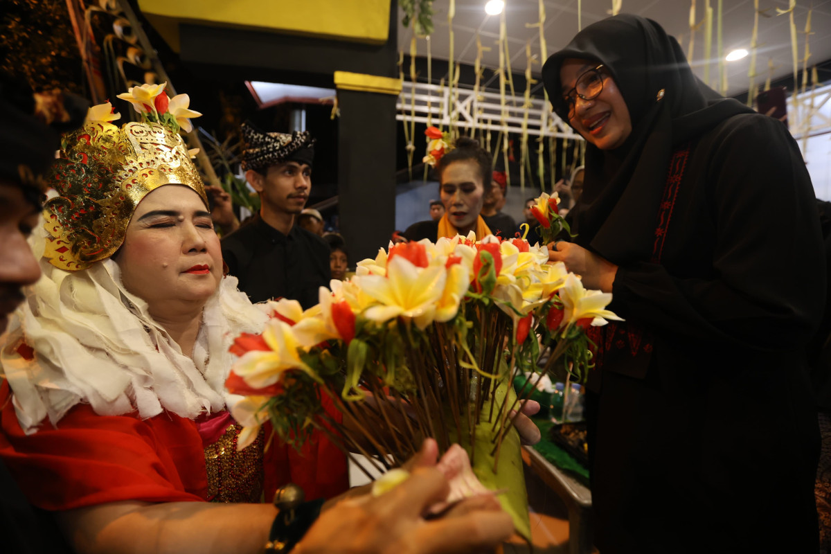 Bupati Banyuwangi Ipuk Fiestiandani bersama penari Seblang Bakungan (foto: istimewa)
