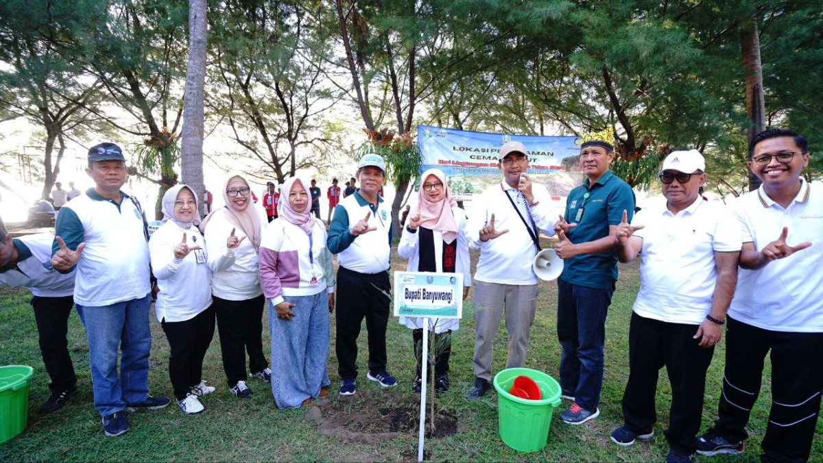 Penanaman pohon cemara di pantai GWD (foto: istimewa)