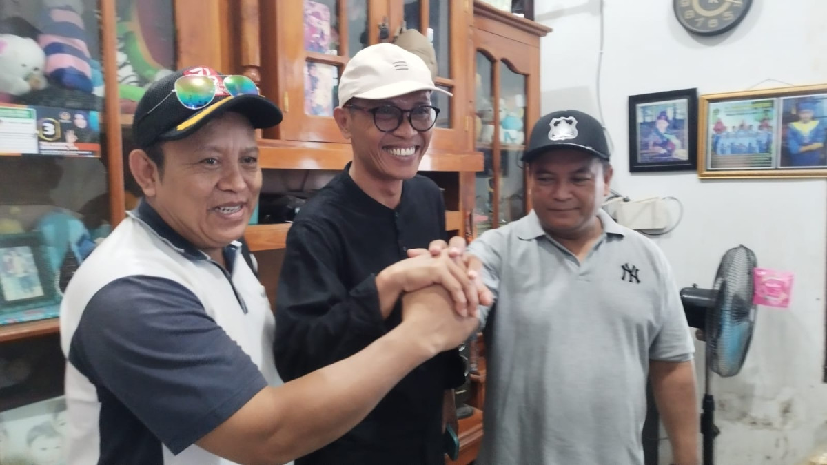 Kepala Desa Kepundungan, Baitu Rahim (kiri) bersama Direktur Utama Pudam Banyuwangi (tengah) dan Kepala Dusun Sumberjo Maryanto