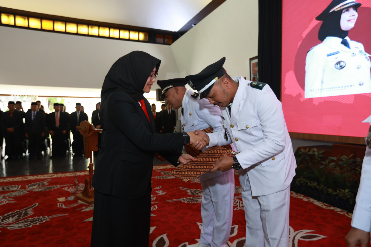 Bupati Banyuwangi, Ipuk Fiestiandani memberikan secara simbolis SK Perpanjangan masa jabatan kepala desa