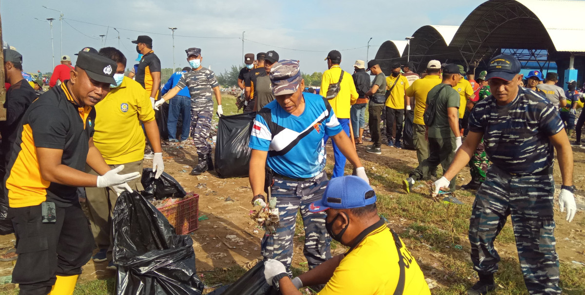 Personel Posal Puger dan Polsek Puger membersihkan bantaran sungai dan TPI Puger, Jember