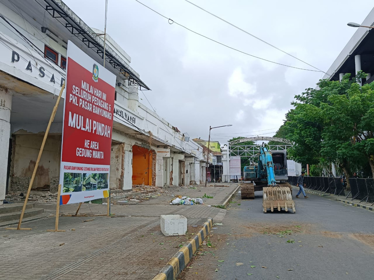 Eskavator siap merobohkan sisa bangunan Pasar Banyuwangi