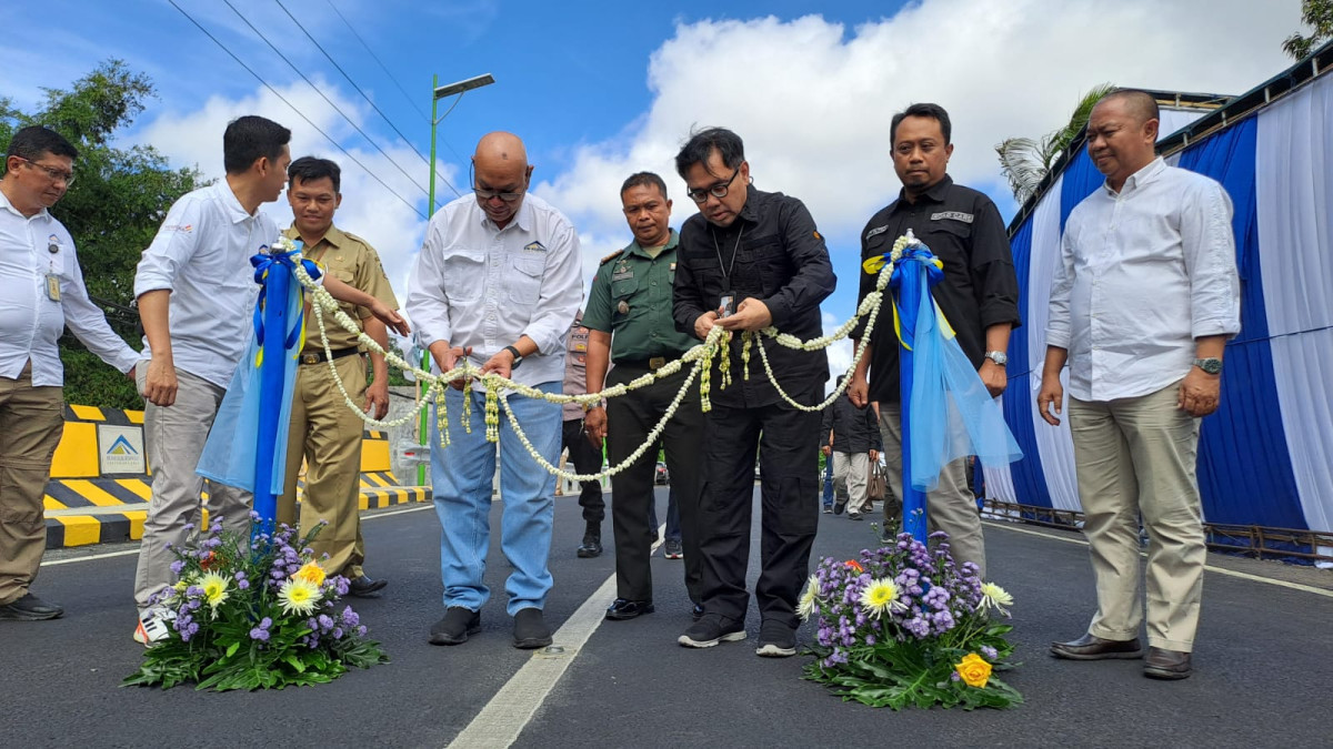  Kepala Dinas Pekerjaan Umum Bina Marga Provinsi Jawa Timur (Dinas PU Bina Marga Jatim), Edy Tambeng Widjaja bersama General Manager Operation (GMO) PT BSI, Roelli Fransza saat meresmikan jembatan Buk Pitoeng, Desa Bangorejo, Kecamatan Bangorejo, Banyuwangi.