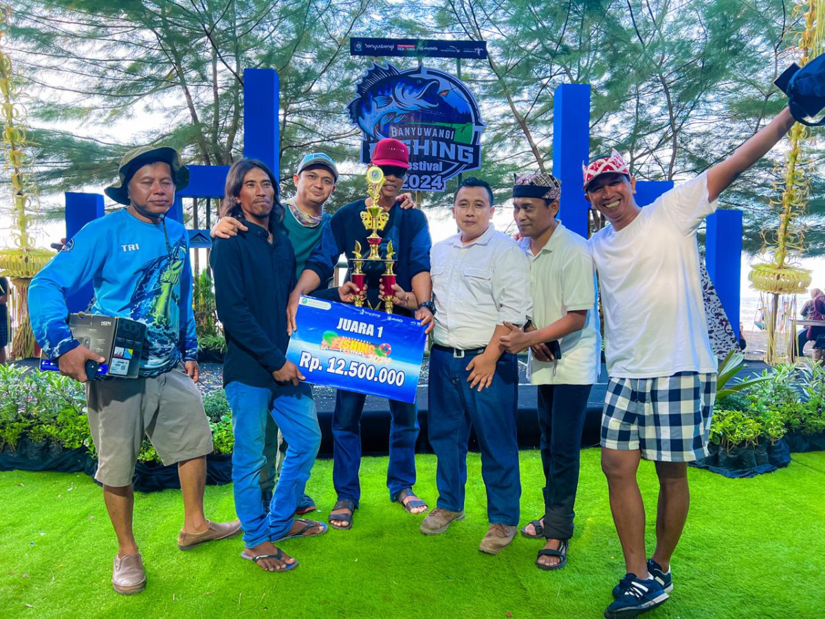 Manajemen tambang emas PT BSI foto bareng dengan pemenang Banyuwangi Fishing Festival 2024 (BFF 2024).