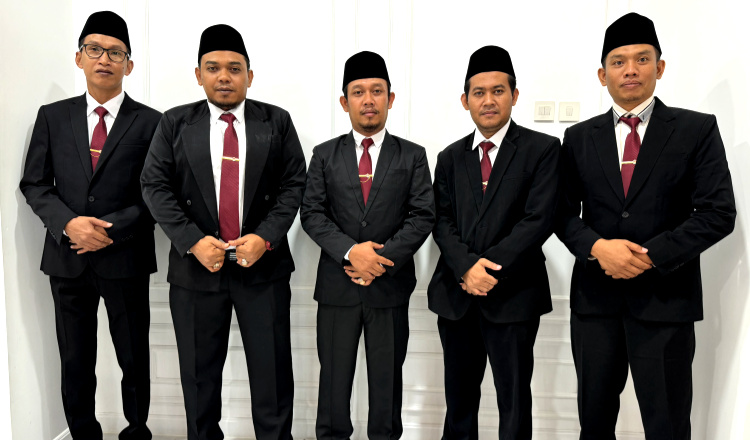 Lima komisioner KPU Banyuwangi 2024-2029, dari kiri Edi Saiful Anwar, Dian Purnawan, Enot Sugiharto, Anang Lukman Afandi, dan Moh. Qowim. (Foto: Dok KPU Banyuwangi).