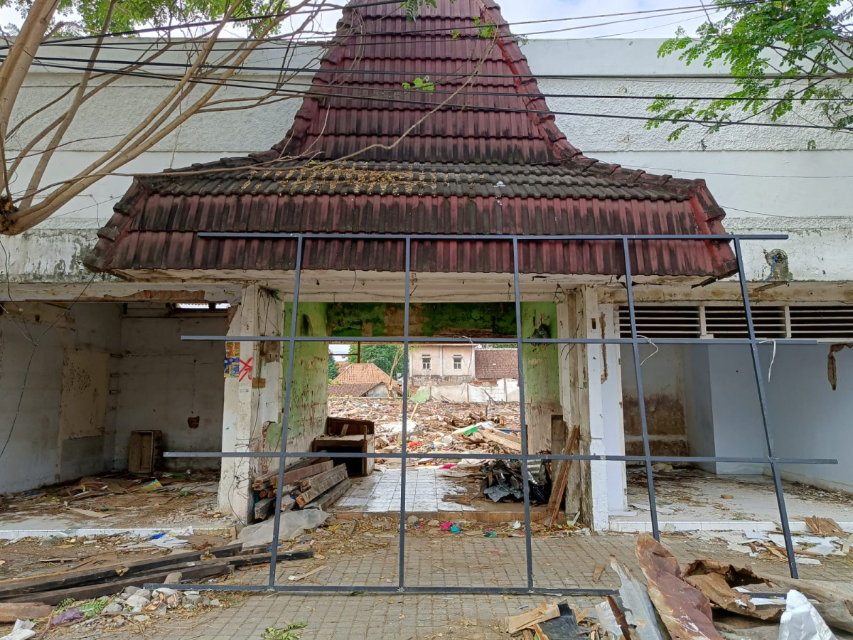Kondisi Pasar Banyuwangi Jumat (14/6/2024) di tengah proses pembongkaran