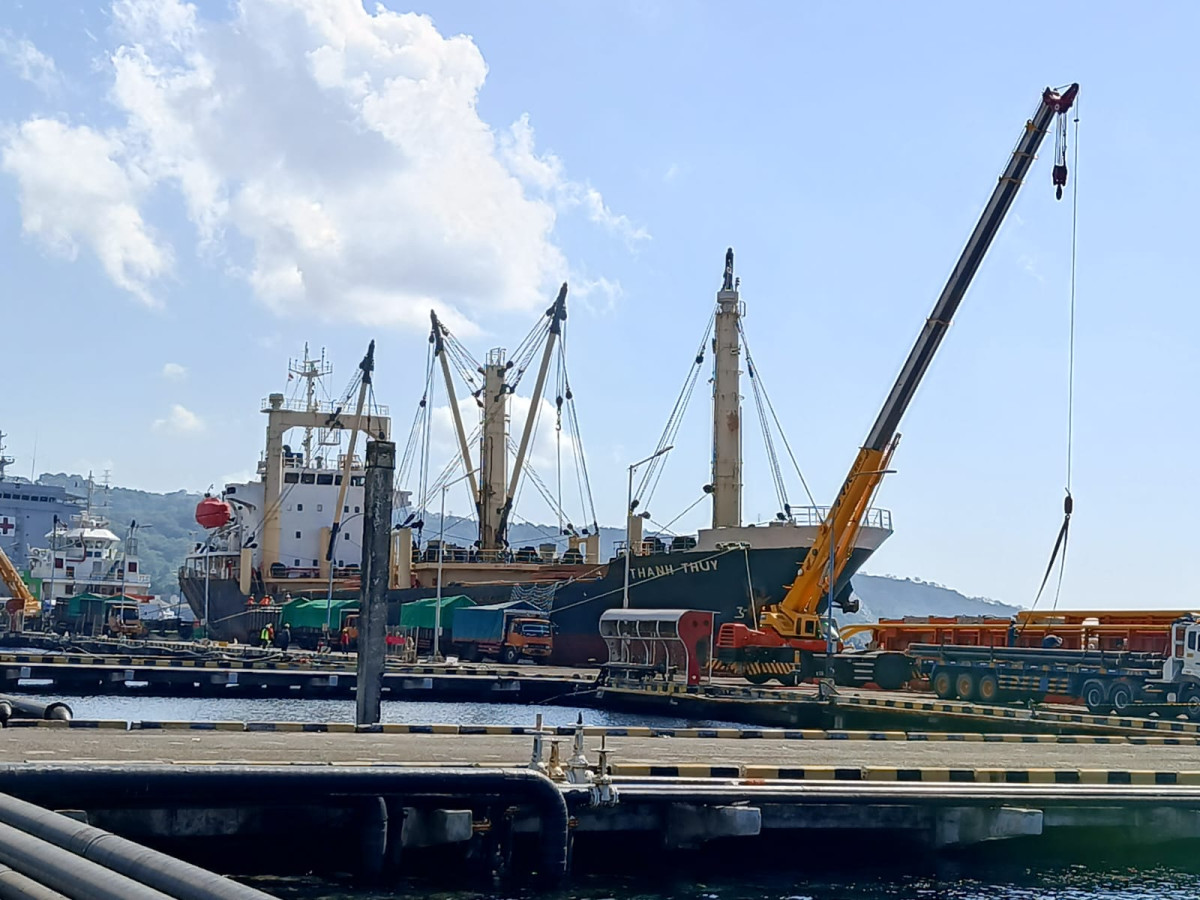 Kapal berbendera Vietnam MV Thanh Thuy membongkar 6000 ton beras di Peabuhan Tanjungwangi 