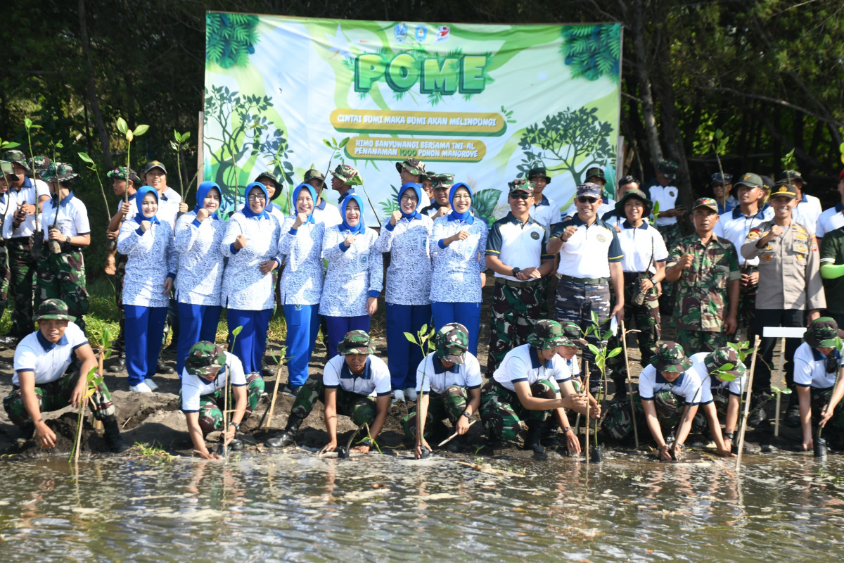 Ratusan Siswa Kodiklatal TNI AL dari Sabang hingga Merauke saat penanaman mangrove di Pesisir Banyuwangi (Penlanal Banyuwangi).