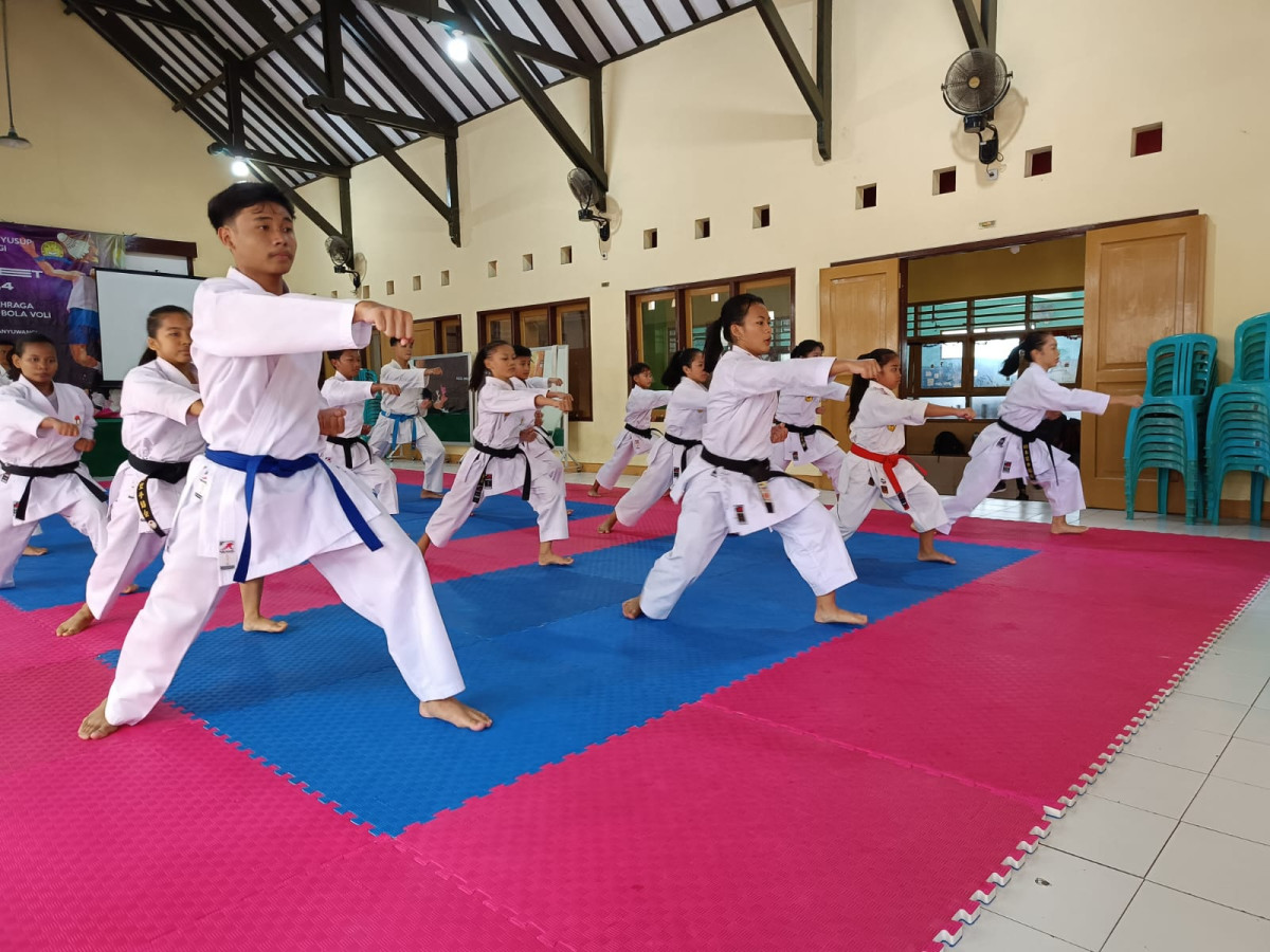  Aldhea Azarina Bharata (dua dari kiri) disiapkan turun di Porprov Jatim 2025 ,membela Banyuwangi