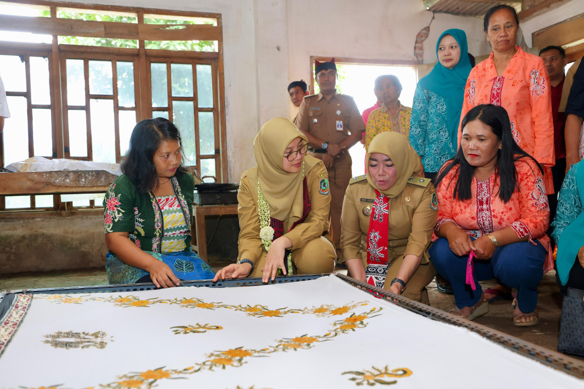 Bupati Banyuwangi melihat usaha pembuatan batik (foto: istimewa)
