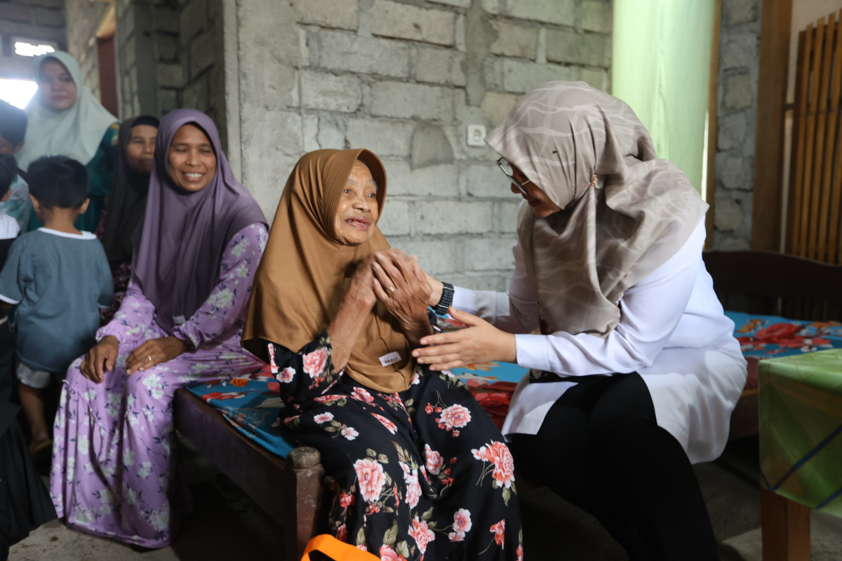 Bupati Banyuwangi Ipuk Fiestiandani berbincang dengan salah satu lansia penerima Rantang Kasih (foto: istimewa)