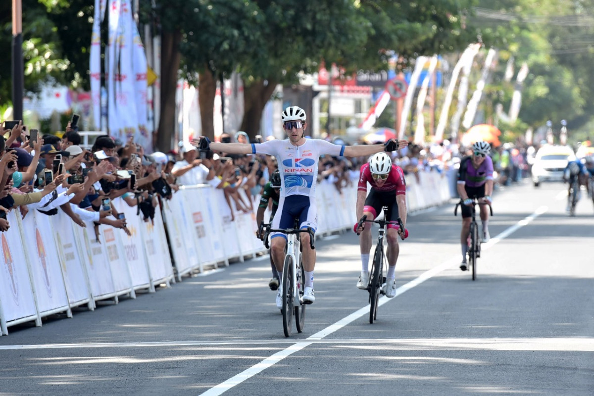 Pembalap Ryan Cavanagh menjadi pembalap pertama yang mencapai  garis finish pada etape satuTour de Ijen 2024 