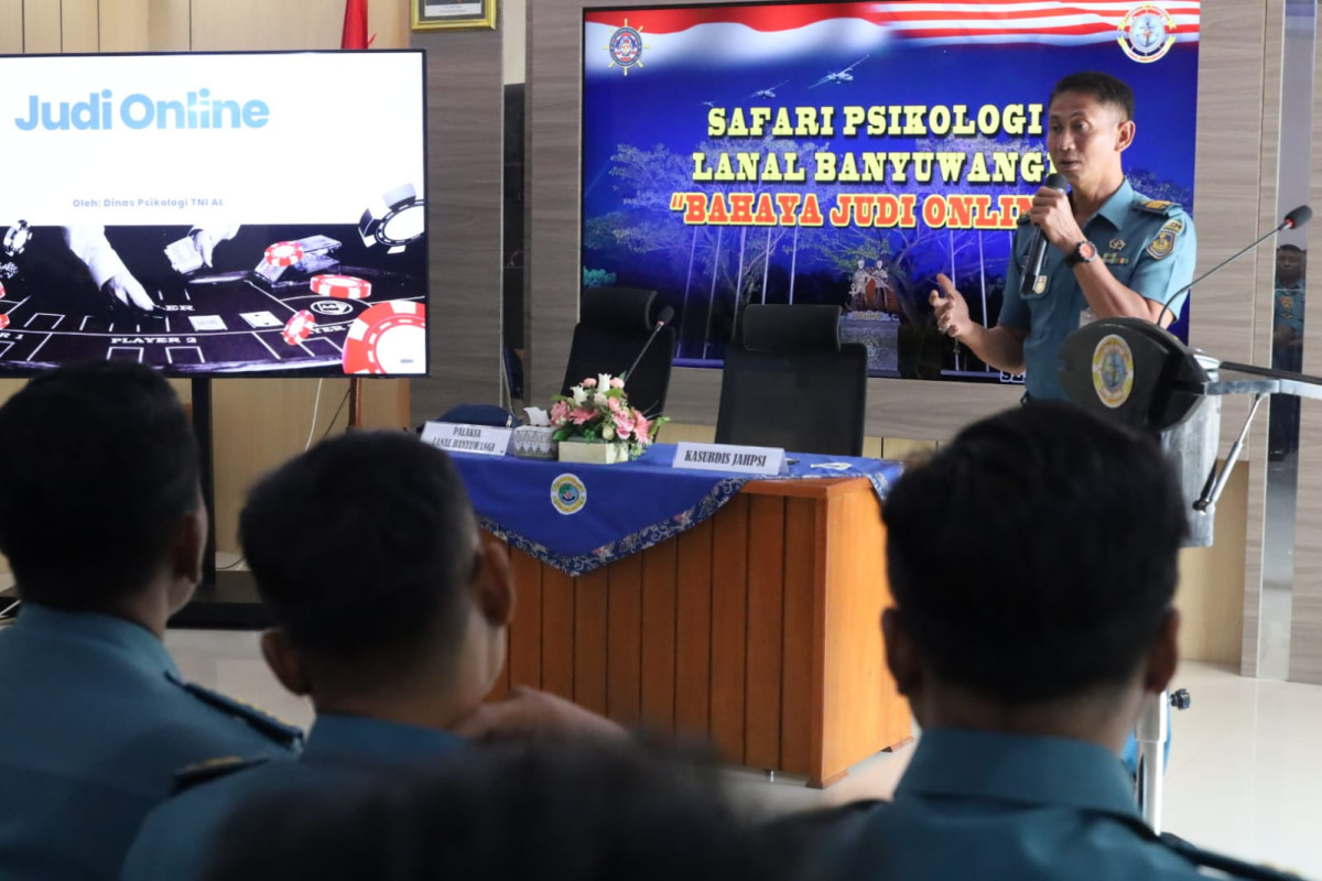Prajurit Lanal Banyuwangi mendapat materi terkait Judi Online darsi Dispsial Senin (22/7/2024)