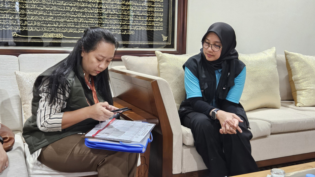 Petugas Pantarlih mengambil data dirumah Bupati Banyuwangi Ipuk Fiestiandani