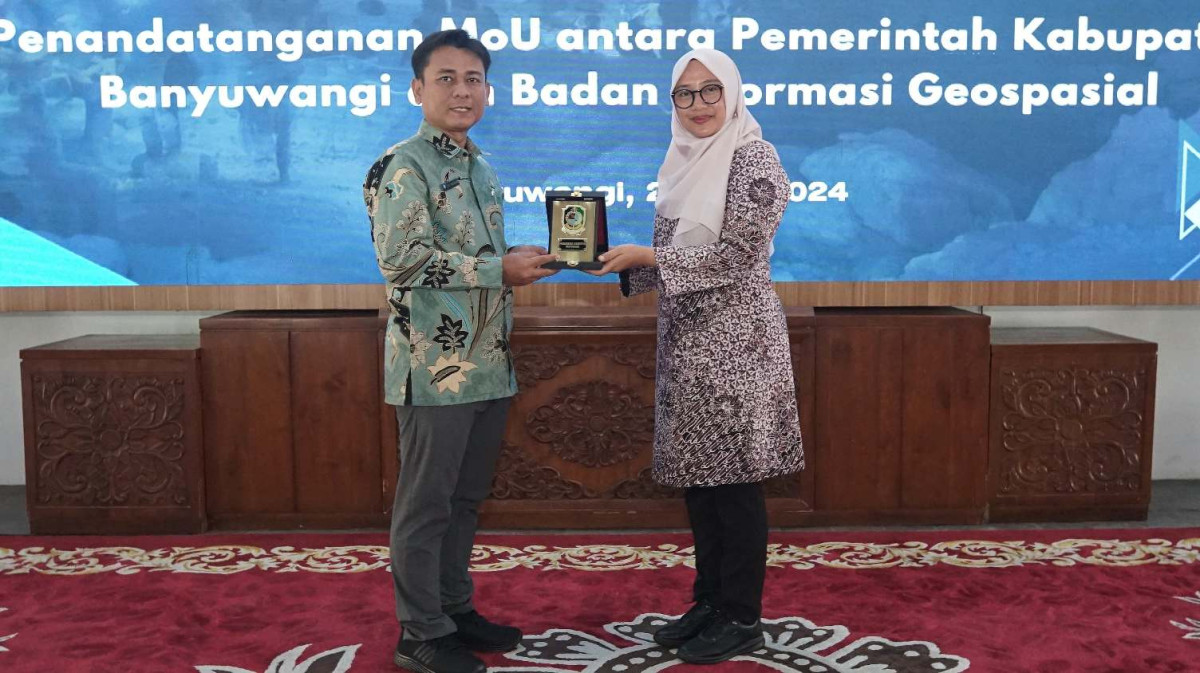Bupati Banyuwangi Ipuk Fiestiandani bersama Kepala Badan Informasi Geospasial Prof. Muhammad Aris Marfai (foto: istimewa) 