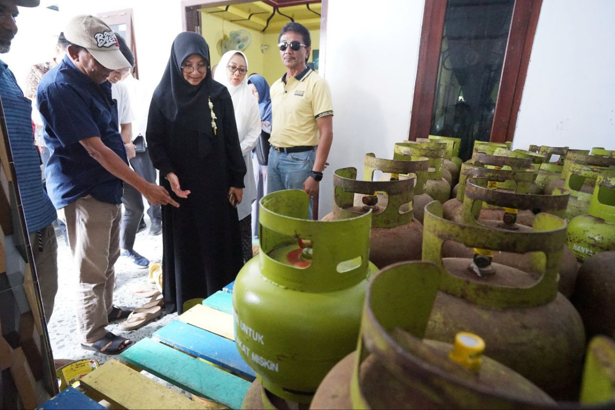 Bupati Banyuwangi mengecek pangkalan elpiji 3 kg di Kelurahan Lateng, Banyuwangi (foto: istimewa)