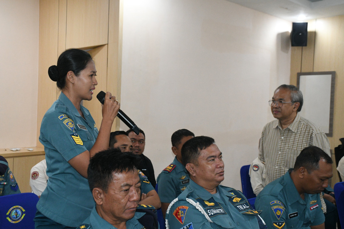 Motivator Nasional, Dr. Aqua Dwipayana memberikan motivasi kepada Prajurit Pangkalan TNI Angkatan Laut (Lanal) Banyuwangi