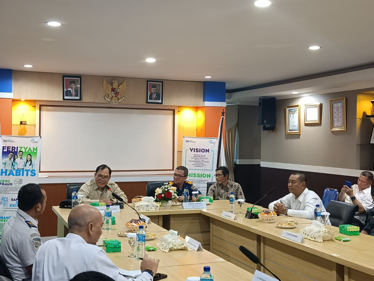 Penasehat Utama PT. Dharma Lautan Utama, Bambang Haryo Soekartono saat berkunjung ke ASDP Ketapang