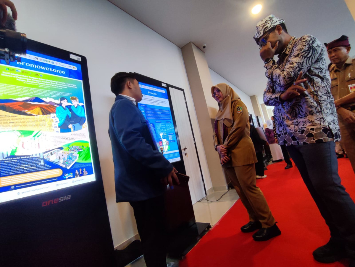 Bupati Banyuwangi, Ipuk Fiestiandani bersama General Manager Geopark Ijen, Abdillah Baraas usai mengisi materi simposium internasional Geopark di Kampus Politeknik Banyuwangi, Senin (1/6/2024)